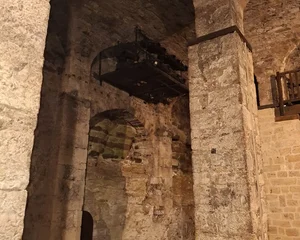 Démontage d'une ancienne plateforme son, éclairage à Roquefort Société