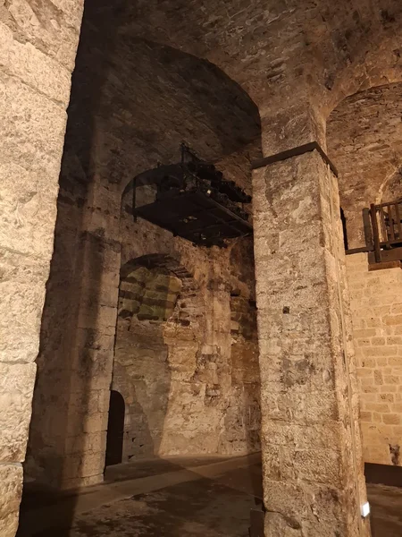 Démontage d'une ancienne plateforme son, éclairage à Roquefort Société