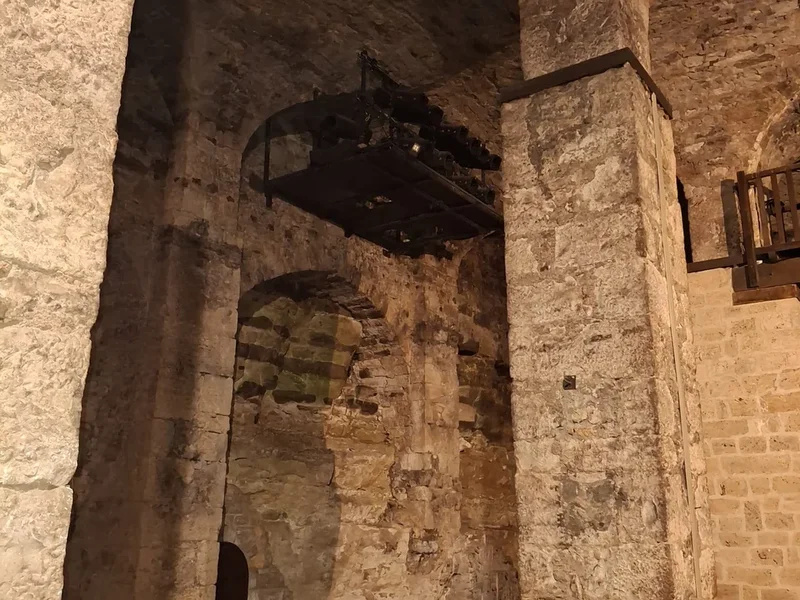 Démontage d'une ancienne plateforme son, éclairage à Roquefort Société